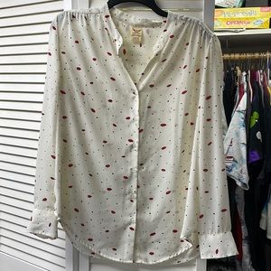 Off white blouse, with a lip design